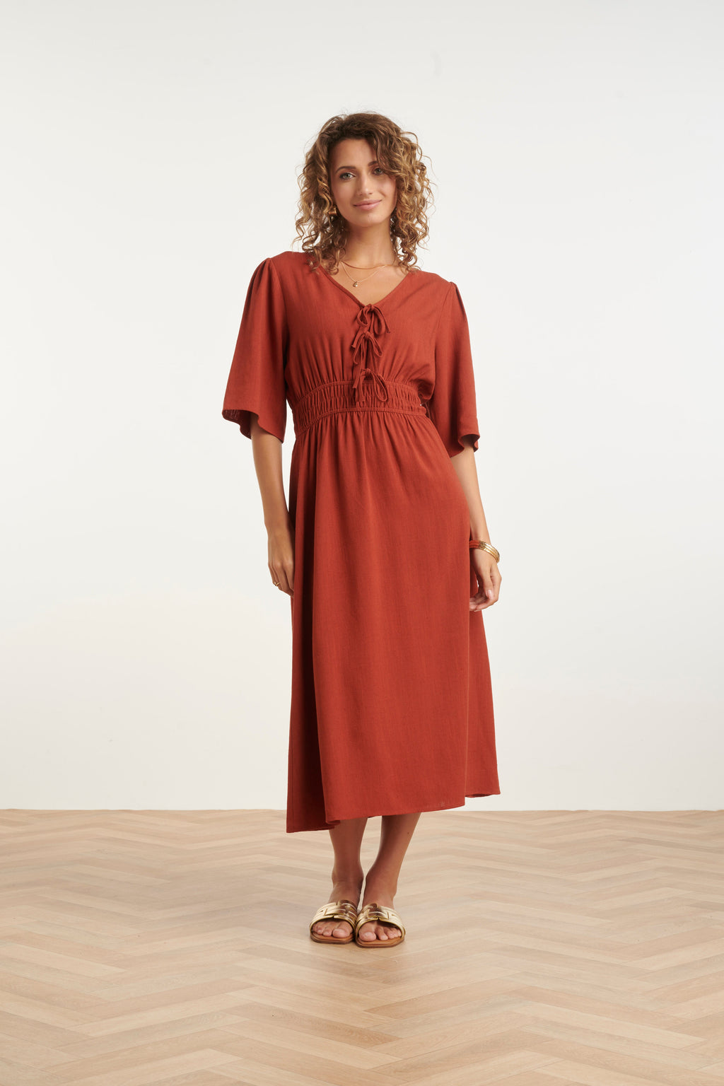 Brick midi dress with lace-up V-neck and elastic waist, elbow-length sleeves