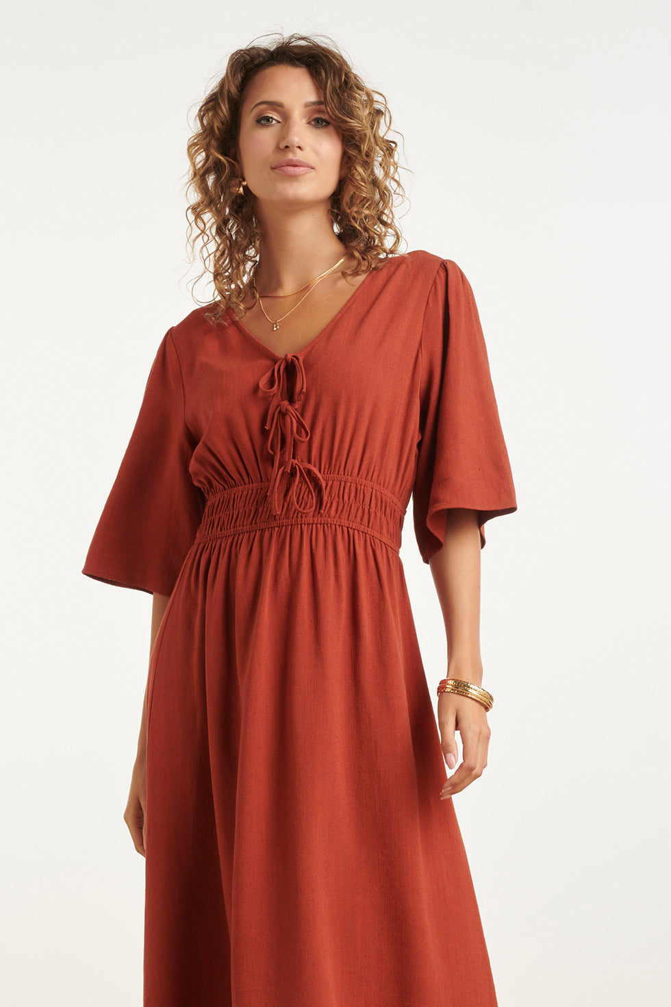 Brick midi dress with lace-up V-neck and gathered elastic waist, elbow sleeves