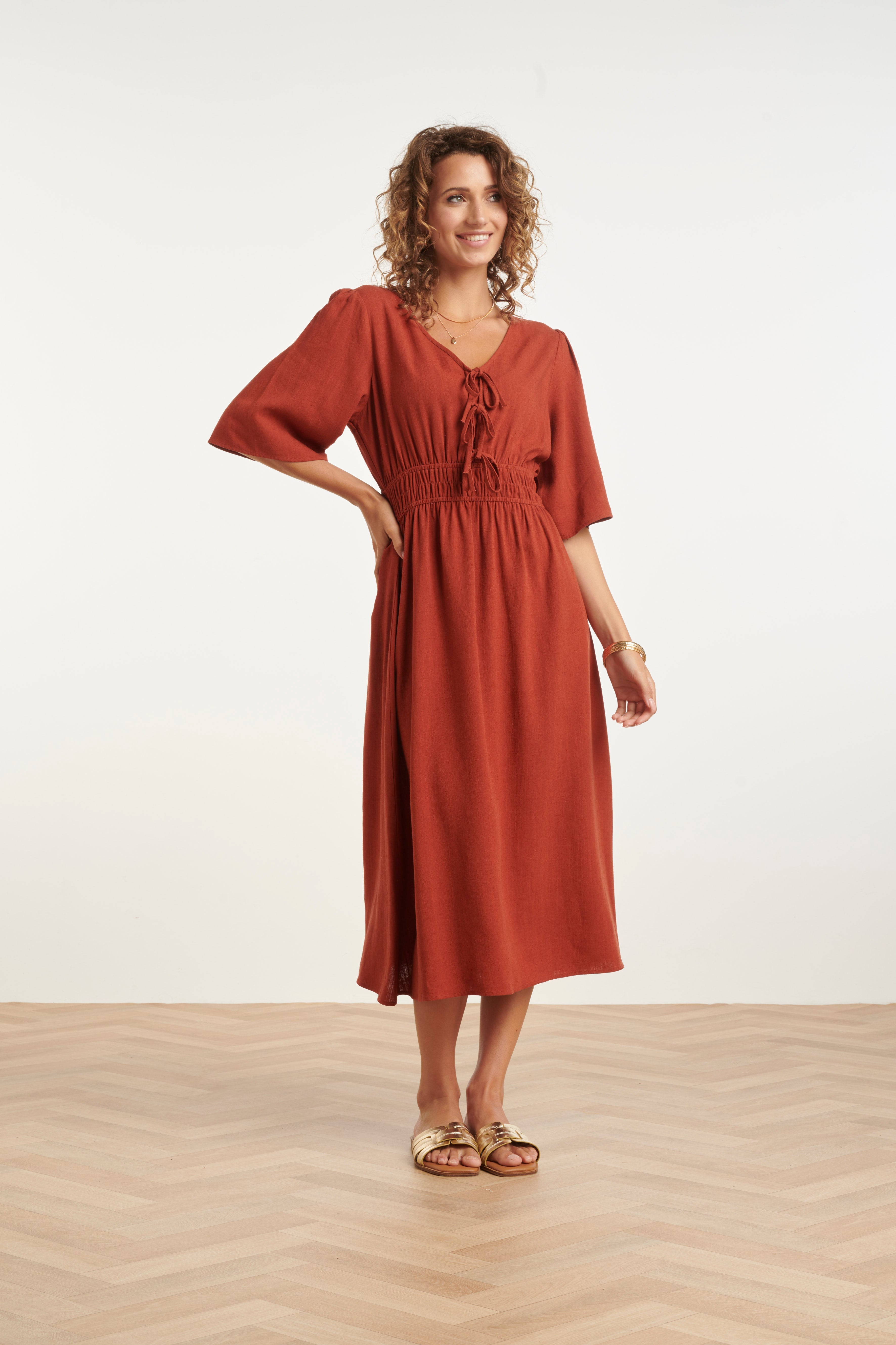Brick midi dress with lace-up V-neck and elastic waist, relaxed elbow sleeves
