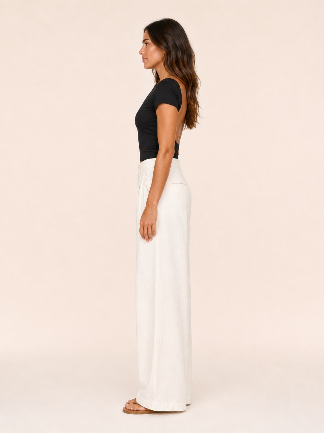 Black short-sleeve crop top with round neckline in a close, fitted style