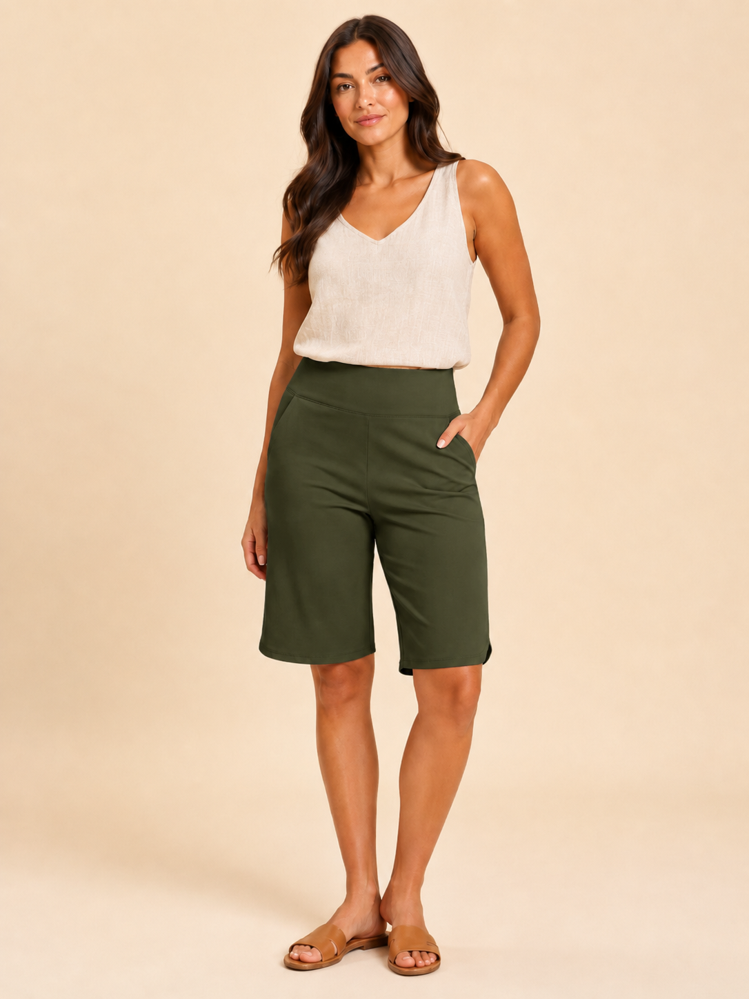 Women's mid-rise bermuda shorts in emerald green with pockets and a button closure