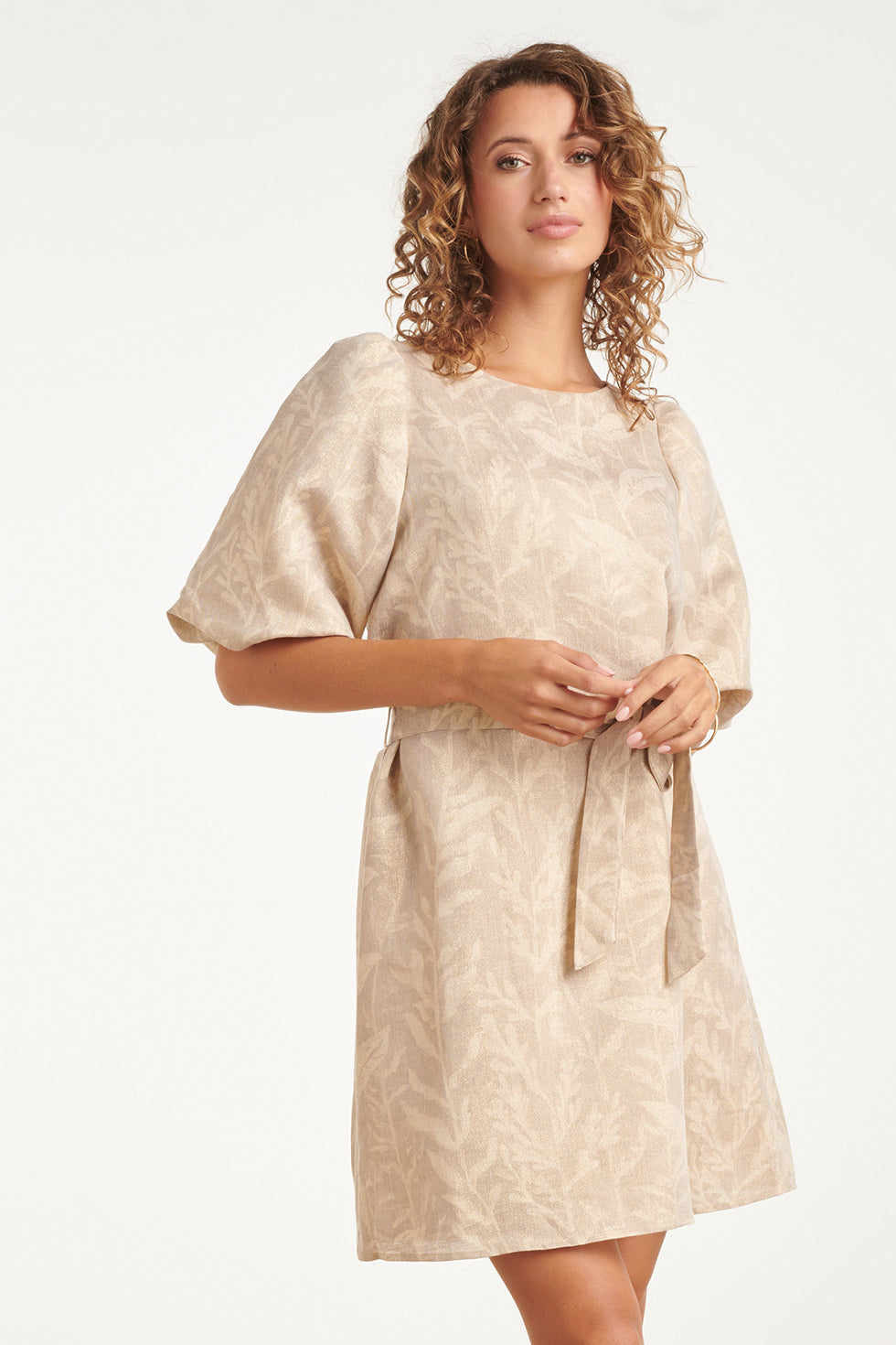 Light leaf-print dress with short puff sleeves and waist tie, crew neck.