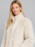 Women's Parsha plush teddy coat – close-up